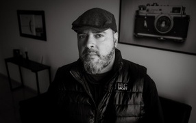 Бородатый мужчина в черной куртке