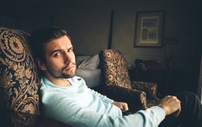 Деловой мужчина сидит в кресле 