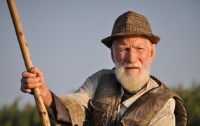 Пожилой мужчина рыбак 