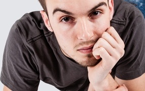 Красивый кареглазый мужчина в футболке