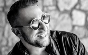 Улыбающийся мужчина модель в очках