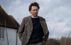 Английский актер Том Хиддлстон в костюме