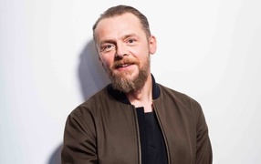 Улыбающийся актер Саймон Пегг на белом фоне