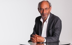 Деловой мужчина в сером костюме