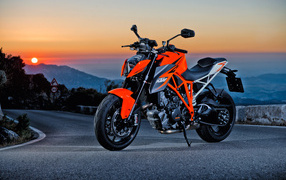 Мотоцикл KTM 200 Duke на фоне заката