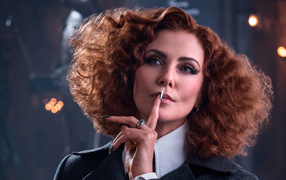 Красивая актриса Шарлиз Терон в фильме Школа добра и зла