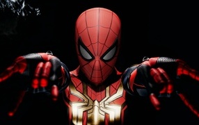 Человек паук на черном фоне