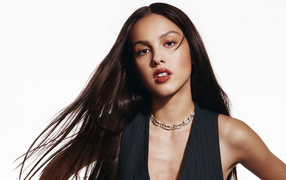 Красивая девушка, певица Оливия Родриго на белом фоне