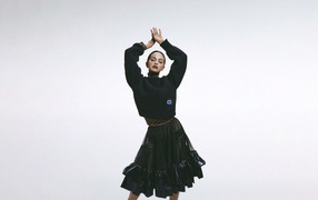 Красивая певица и модель Селена Гомес на сером фоне