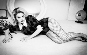 Черно-белое фото  певицы Селены Гомес