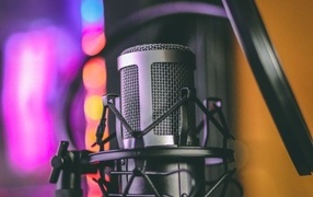 Черный студийный микрофон для вокала