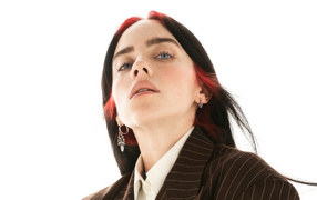 Голубоглазая девушка певица Билли Айлиш в костюме