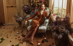 Популярная певица Рита Ора сидит в кресле