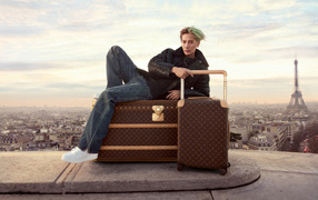 Рэпер Джексон Ван  лежит на чемодане