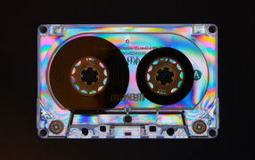 Блестящая кассета на черном фоне