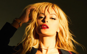 Певица Биби Рекса в лучах солнца