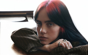 Певица Билли Айлиш в полосатом костюме