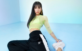 Певица Дуа Липа в штанах Puma на голубом фоне