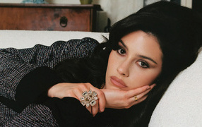 Певица Грэйси Абрамс лежит на диване