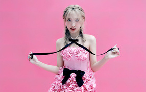 Певица Наён в красивом платье на розовом фоне