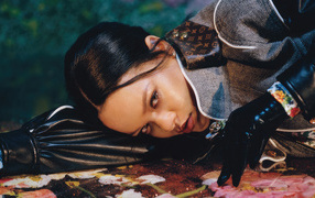 Певица Рианна лежит на полу