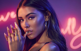 Стильная певица Мэдисон Бир