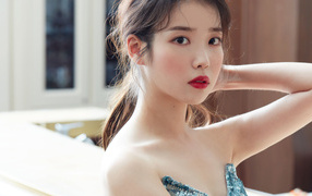 Молодая девушка южнокорейская певица IU