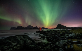 Красивое полярное сияние над водой