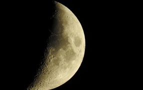 Затмение большой луны на черном фоне