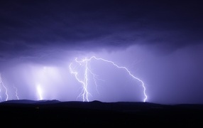 Яркие разряды молнии в небе