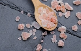 Крупная каменная соль на деревянной ложке