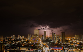 Молнии в небе над ночным городом