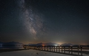 Млечный путь в небе над ночным фьордом