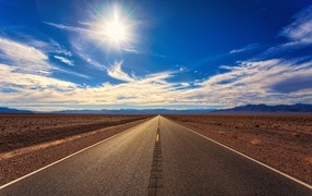 Дорога на фоне красивого голубого неба летом