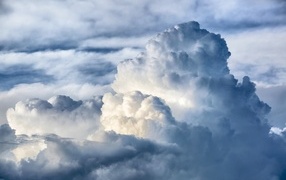Большое пушистое серое облако в небе