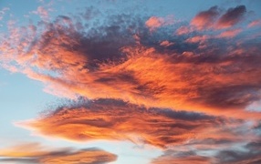 Красные облака в голубом небе