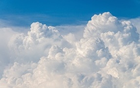 Густые большие белые облака в голубом небе