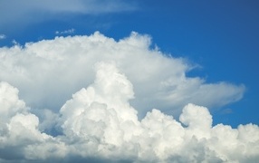 Густые белые облака в голубом небе