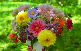 Красивый букет садовых цветов в вазе