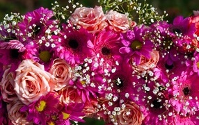 Красивый букет с розовыми розами, хризантемами и герберами