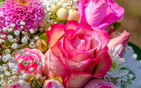 Букет красивых разных розовых цветов