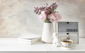 Букет розовых лютиков в вазе на столе