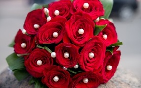 Букет красных роз с жемчугом