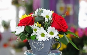 Букет из цветов розы и хризантемы в вазе