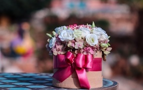 Букет с цветами розы и гортензии