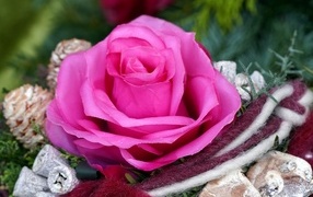 Розовая искусственная роза с декором