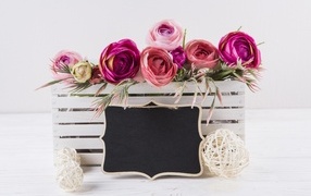 Розовые цветы лютика в белом ящике с рамкой