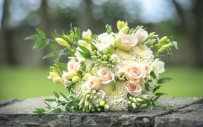 Свадебный букет стоит на камне