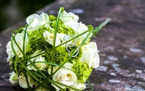 Свадебный букет с белыми розами