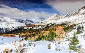 Красивый вид на холодные заснеженные горы